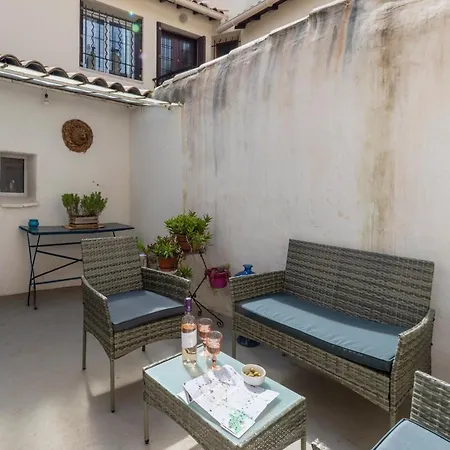 Doux T2 Avec Terrasse & Clim Pres Arenes Maisoncarreeconciergerie 펜션 님