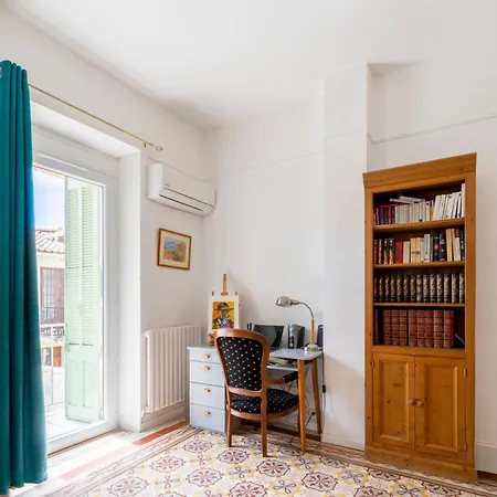 Doux T2 Avec Terrasse & Clim Pres Arenes Maisoncarreeconciergerie 님