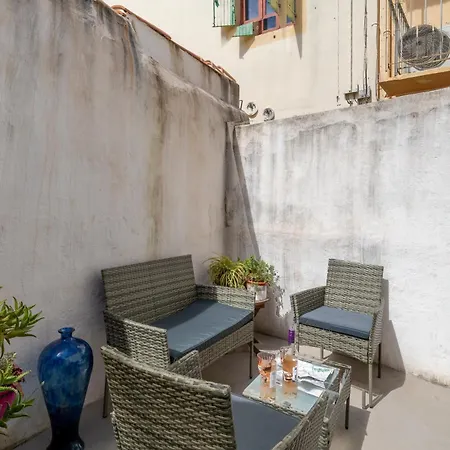 Doux T2 Avec Terrasse & Clim Pres Arenes Maisoncarreeconciergerie 님