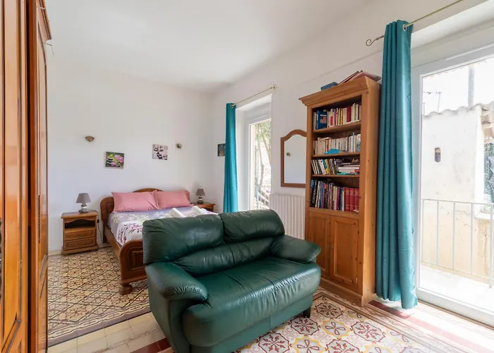 Pépin le bref Cour Privée Wifi proche Arènes