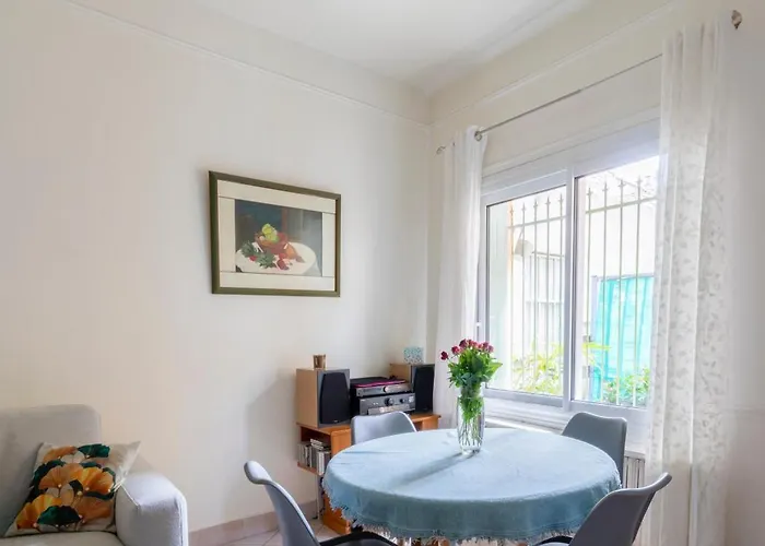 Pépin le bref Cour Privée Wifi proche Arènes Hébergement de vacances