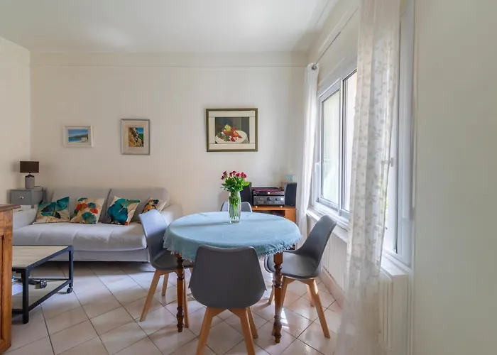 Pépin le bref Cour Privée Wifi proche Arènes Hébergement de vacances *