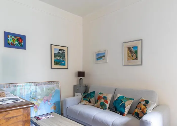 Hébergement de vacances Pépin le bref Cour Privée Wifi proche Arènes Nîmes