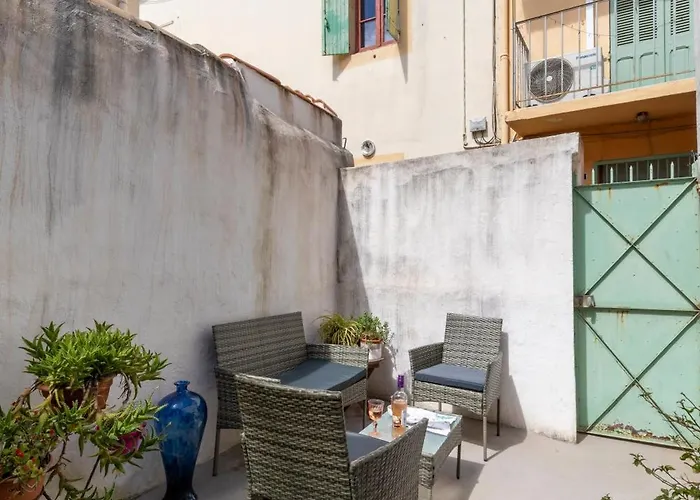 Pépin le bref Cour Privée Wifi proche Arènes Hébergement de vacances