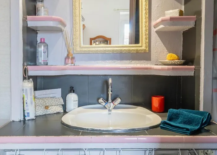 Pépin le bref Cour Privée Wifi proche Arènes Hébergement de vacances *