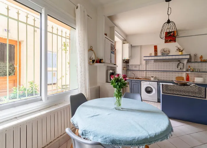 Hébergement de vacances Pépin le bref Cour Privée Wifi proche Arènes *